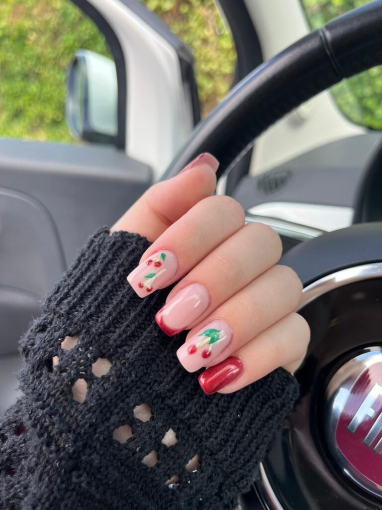 Nudefarbene Quadratnägel mit Kirschen, roter French-Spitze und Metallic-Pinky