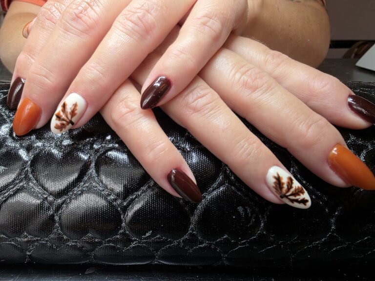 Mandelförmige Herbstnägel in Rostorange und Schokobraun mit Eichenblatt-Nailart auf Cremeweiß