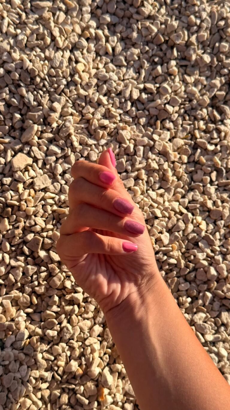 Kräftiges Magenta auf ovalen Nägeln, einfarbig und hochglänzend